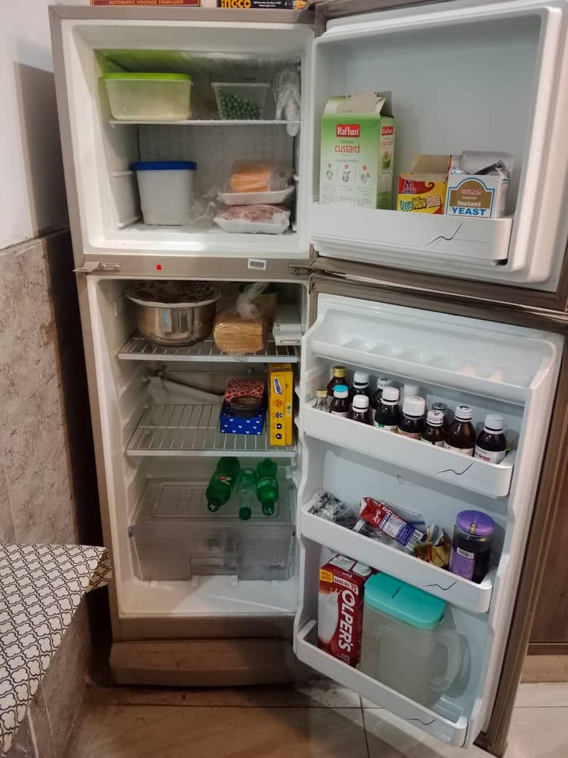 Dawlance Medium sized fridge 3