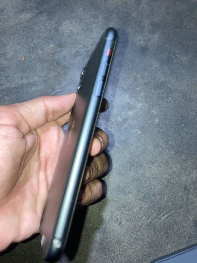Apple iPhone 11 4