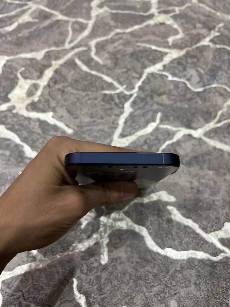 Apple iPhone 12 4