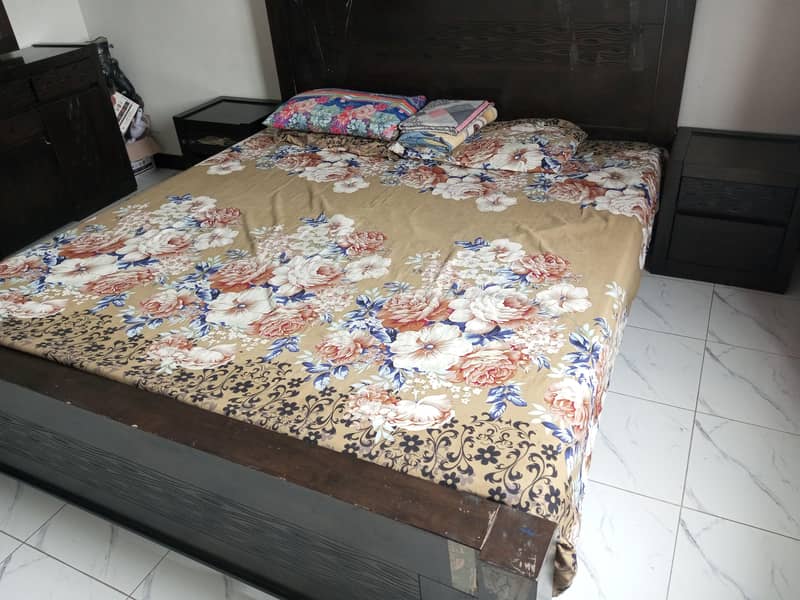 king bed or dressing table 1