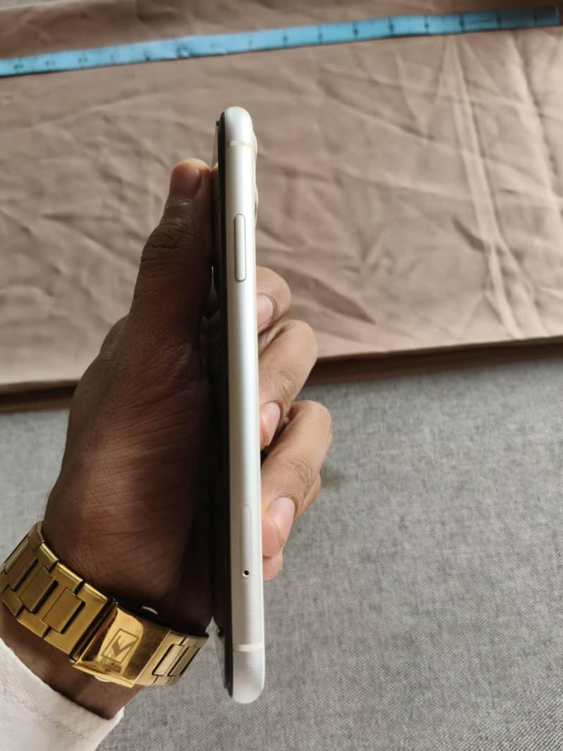 Apple iPhone 11 3