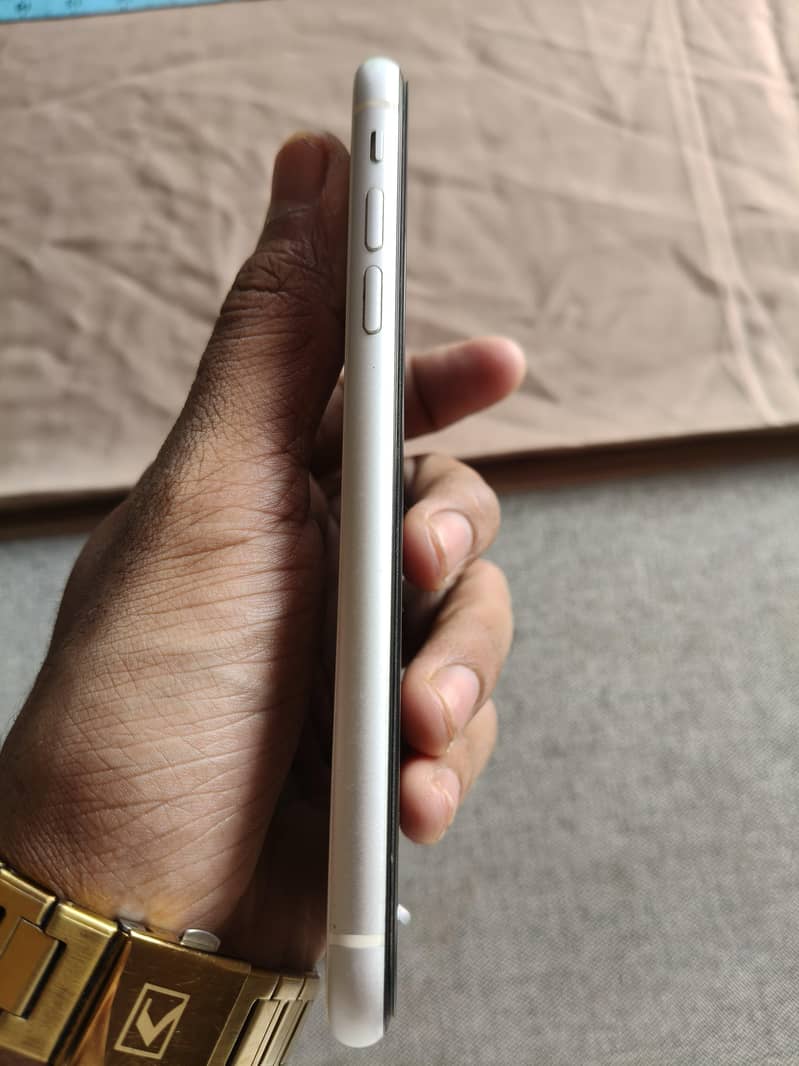 Apple iPhone 11 4