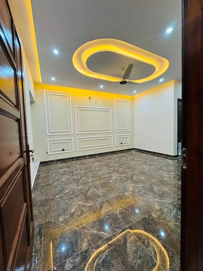 10 MARLA UPPER PORTION AVAILABLE FOR RENT
