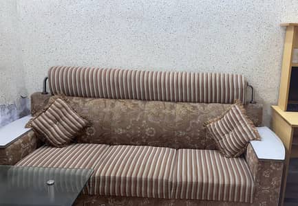Bht achi condition ha ha acha sofa ha