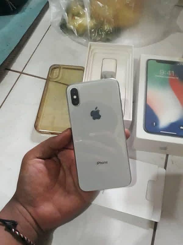 Apple iPhone X 4
