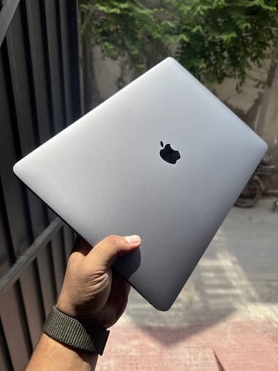 MACBOOK PRO  15“| i7 | 16gb - 256 ssd | 4 gb GPU tuch bar tuch ID