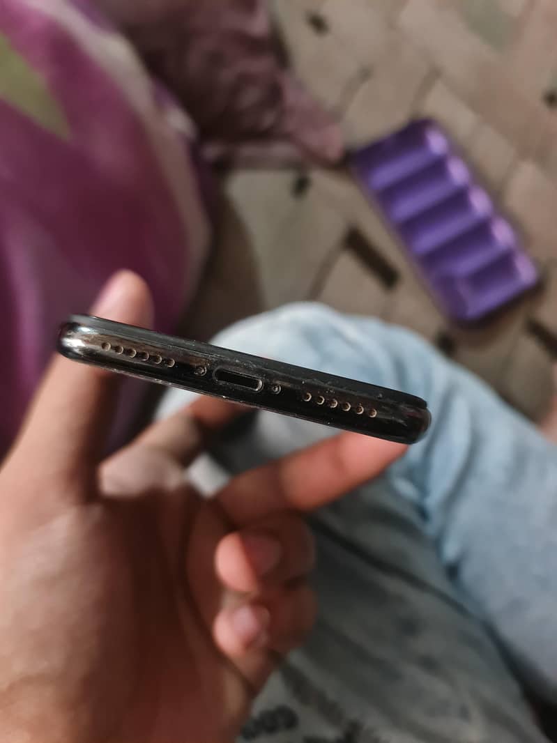 Apple iPhone X 4