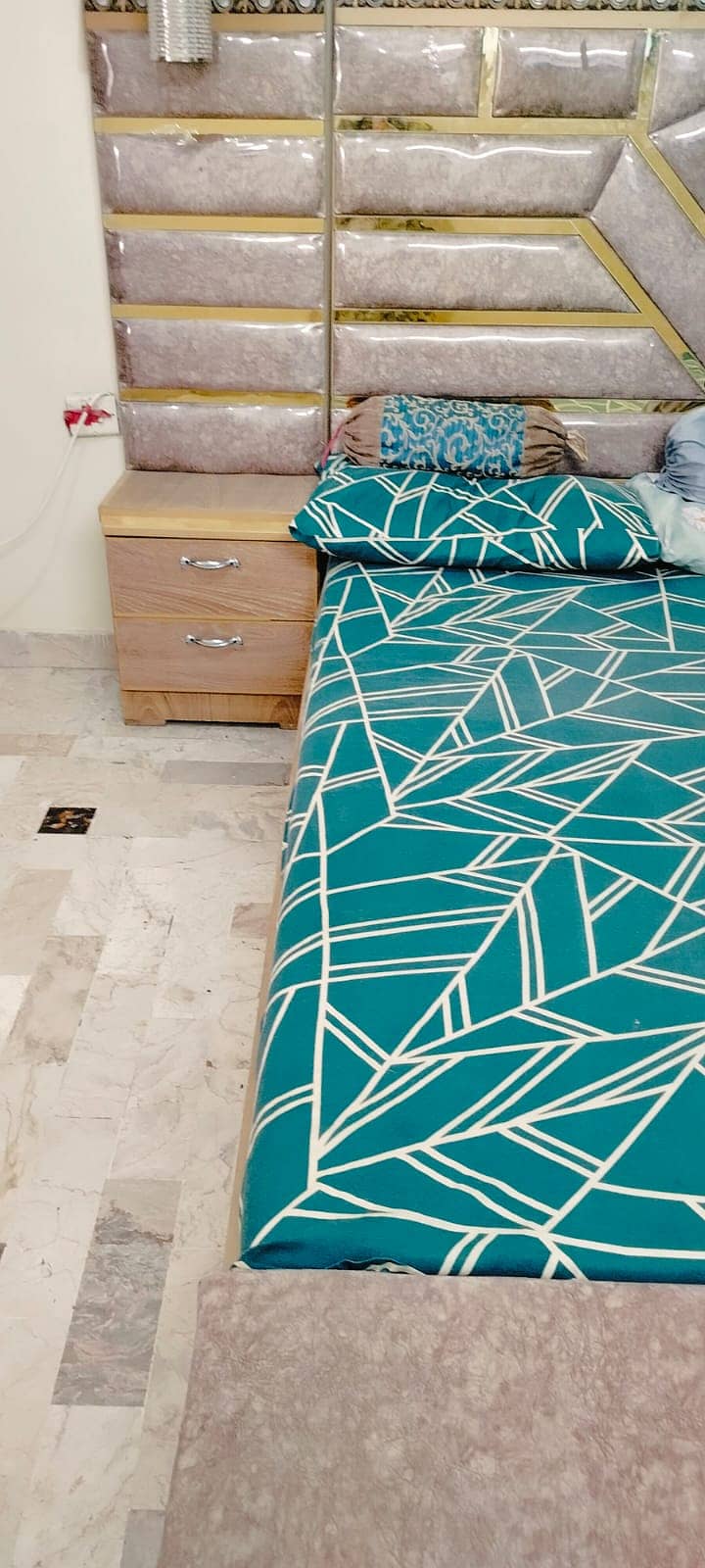 King Size Bed & dressing Table & Devider 0
