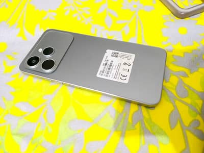 Tecno Spark 40 I phone 17 pro max lookalike