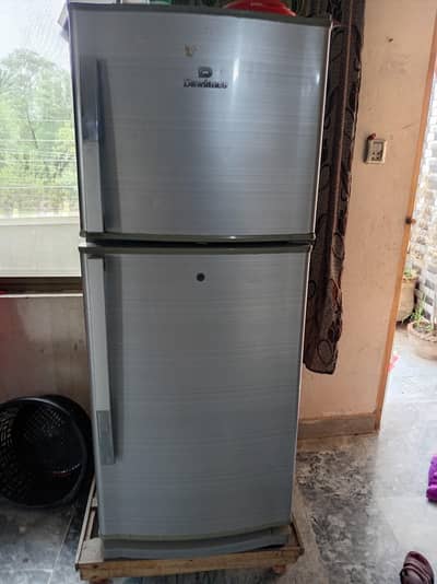 Dawlamce medium size fridge  first read description
