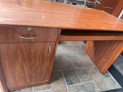 Executive Table and cubicle imported sheets in new condition  for sale