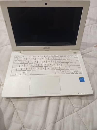 Asus laptop with charger bas screen dalni ha 2 SE 3 hazar ki Baki all