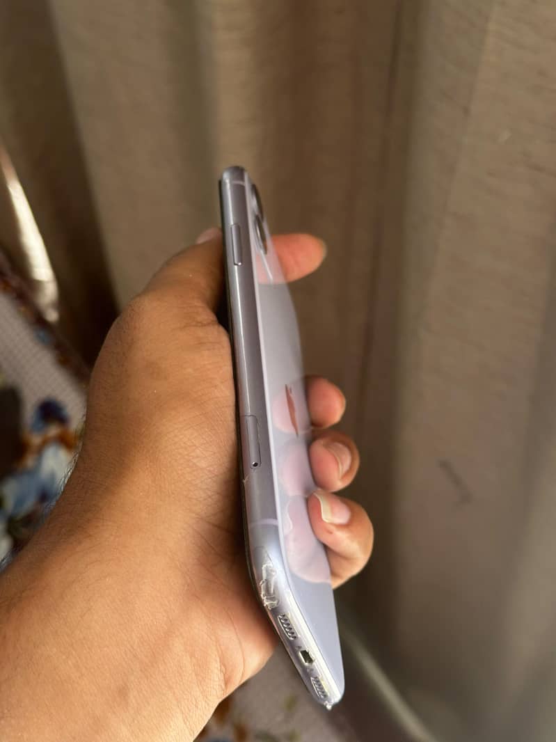 iphone 11 mint condition 4