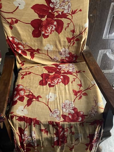 Set of 4 wooden chairs.