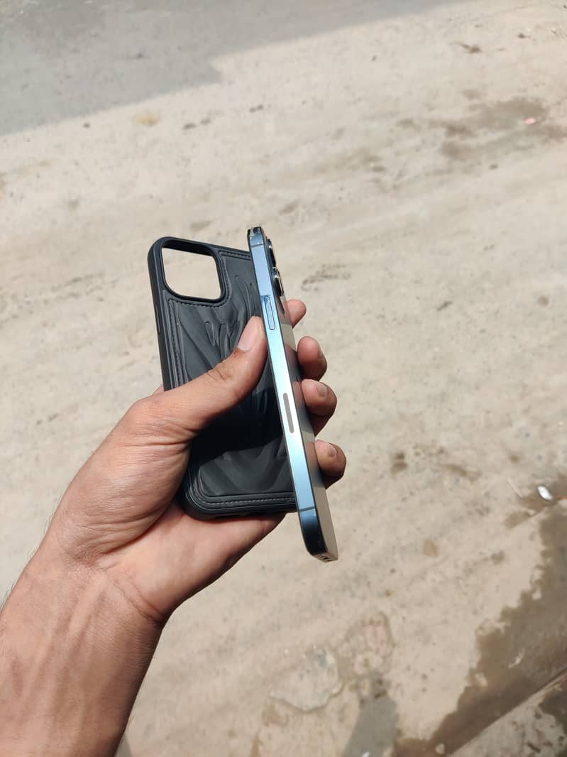 iphone 12 pro max 4