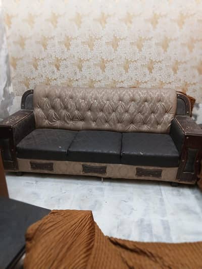 بہترین حالت میں صوفہ سیٹ برائے فروخت