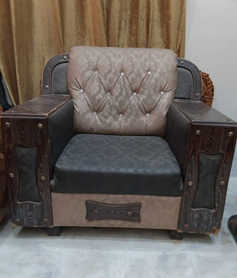 بہترین حالت میں صوفہ سیٹ برائے فروخت 2