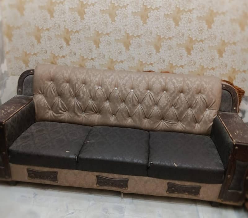 بہترین حالت میں صوفہ سیٹ برائے فروخت 3
