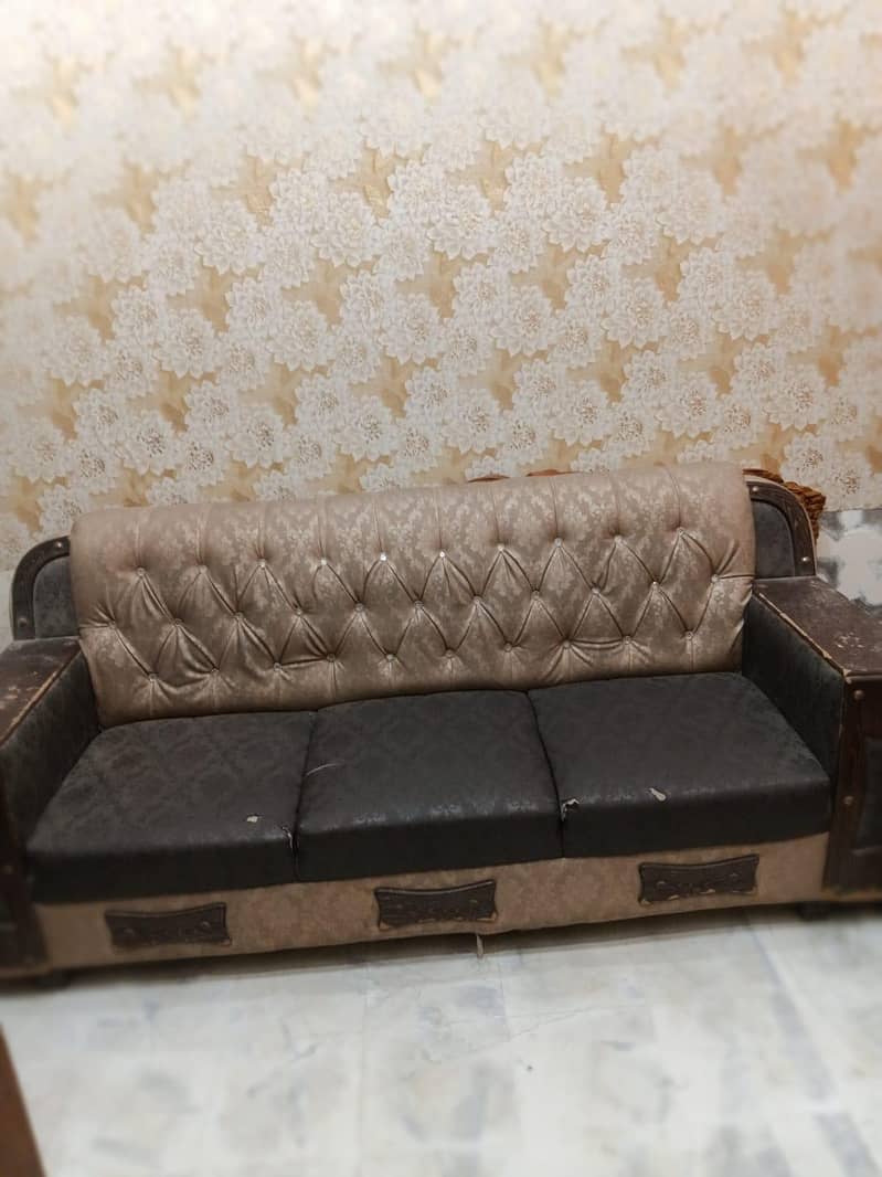 بہترین حالت میں صوفہ سیٹ برائے فروخت 4
