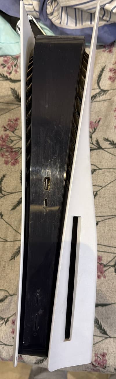 Playstation 5 with one controller