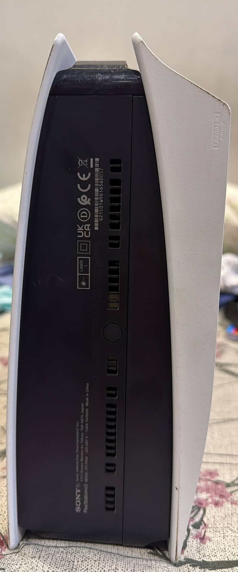 Playstation 5 with one controller 1
