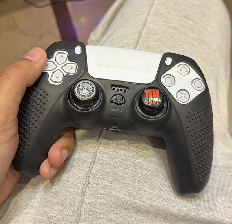 Playstation 5 with one controller 4