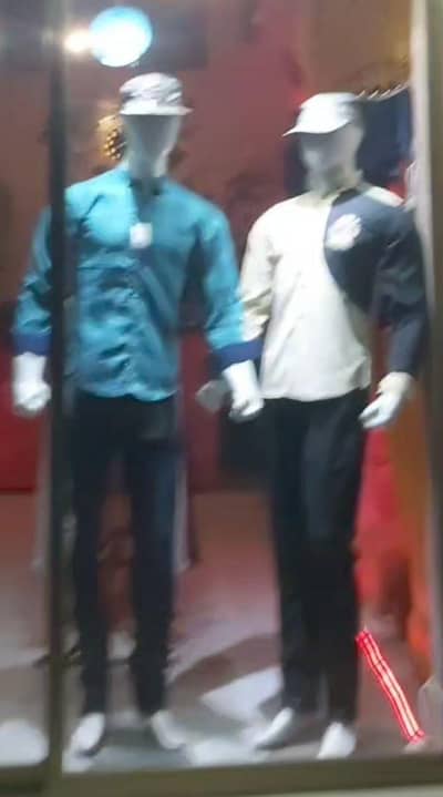 dummy for sale 2 dummy bari hain or ek dummy counter par rakhna wali h