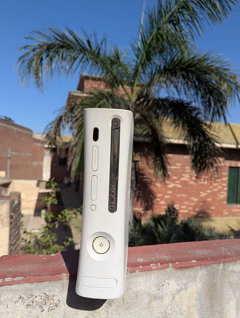 Xbox 360 with two controller 1