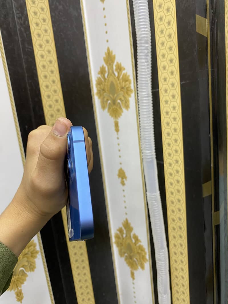 Apple iPhone 13 2