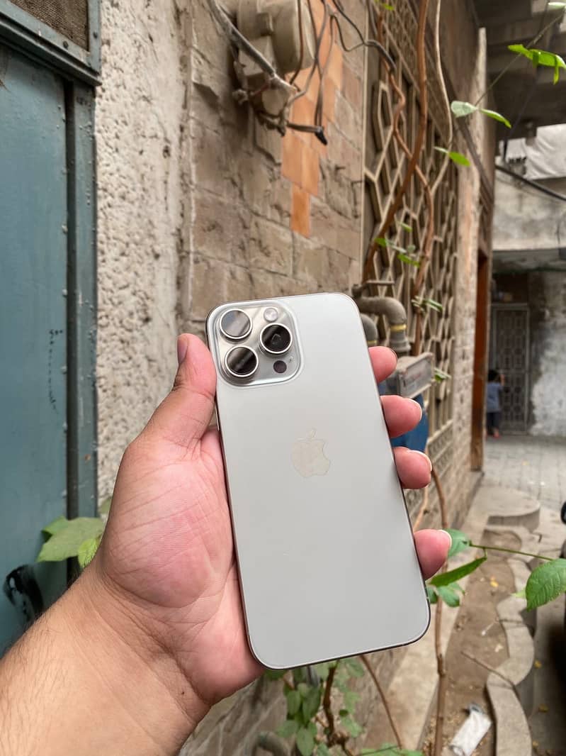 Apple iPhone 16 Pro Max 3