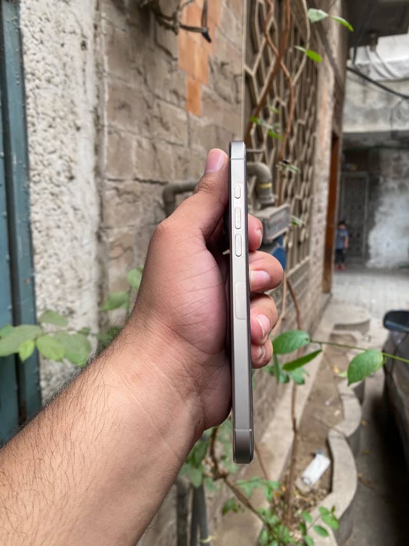 Apple iPhone 16 Pro Max 4