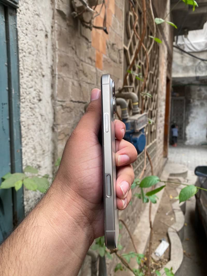 Apple iPhone 16 Pro Max 5