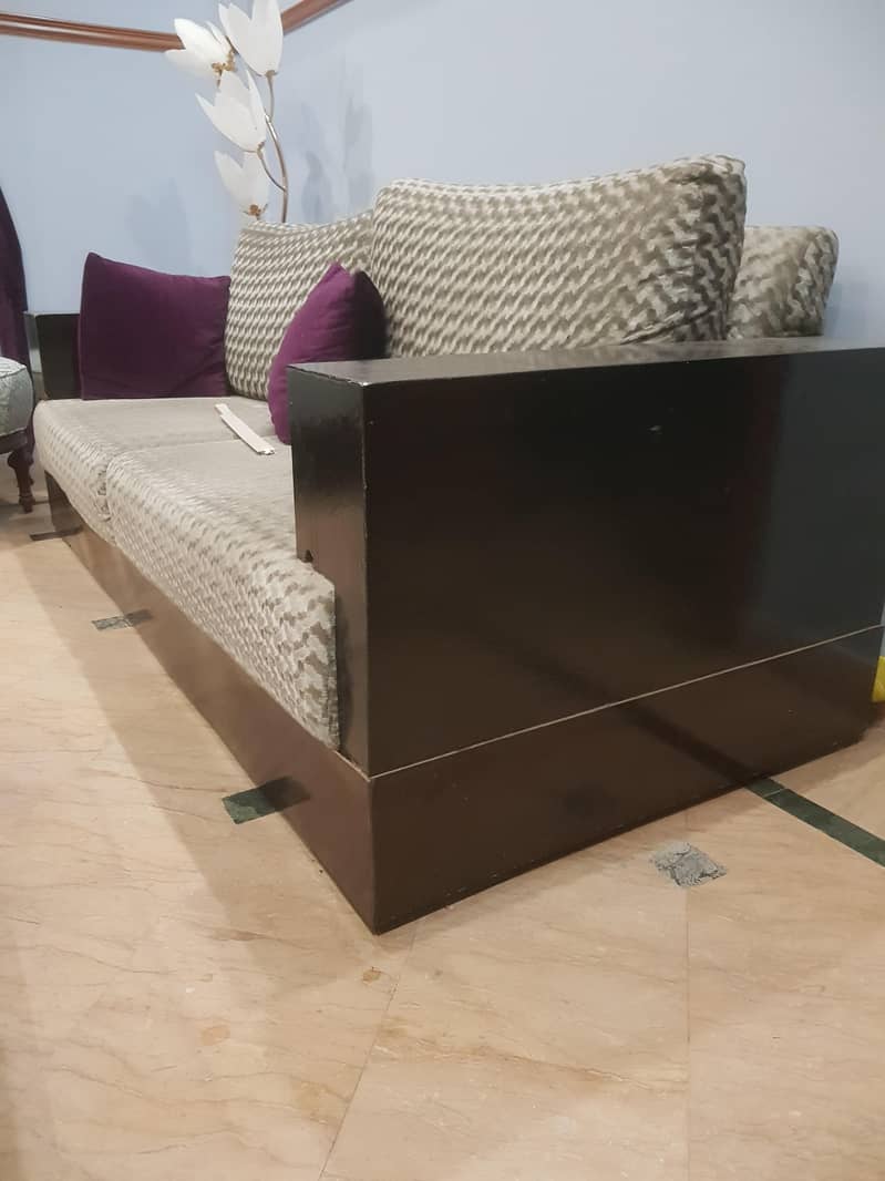 3 seater Sofa solid structure 1