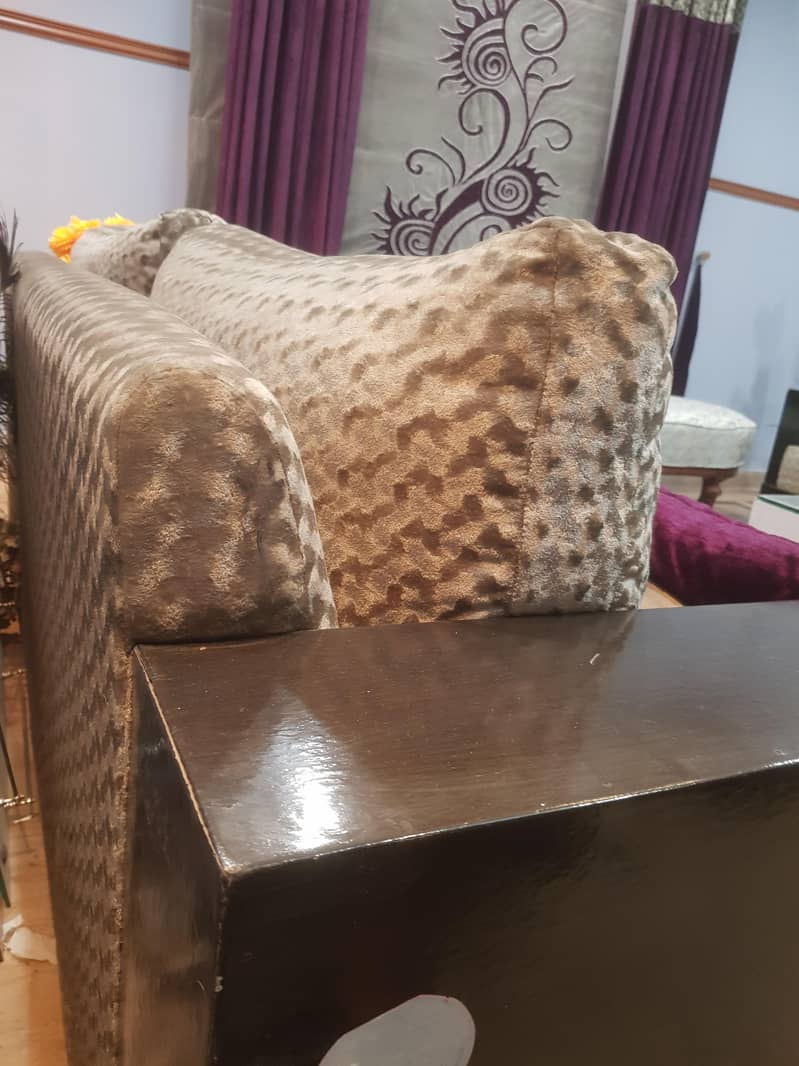3 seater Sofa solid structure 4