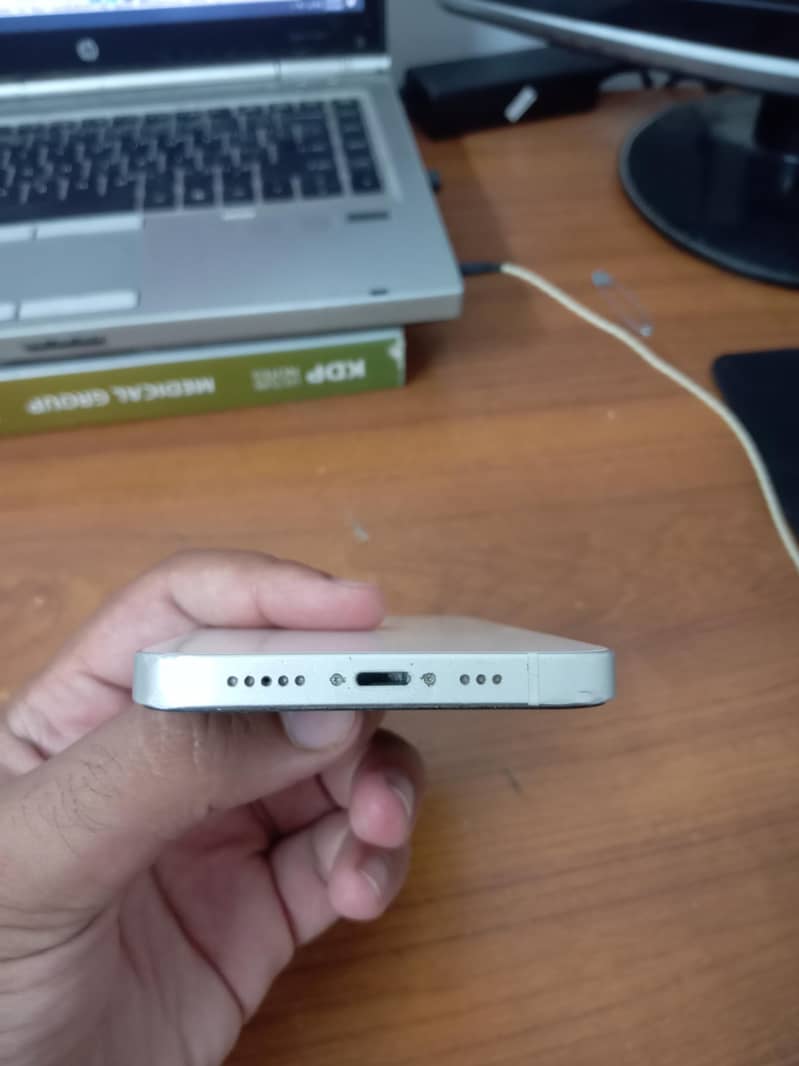 Apple iPhone 12 4