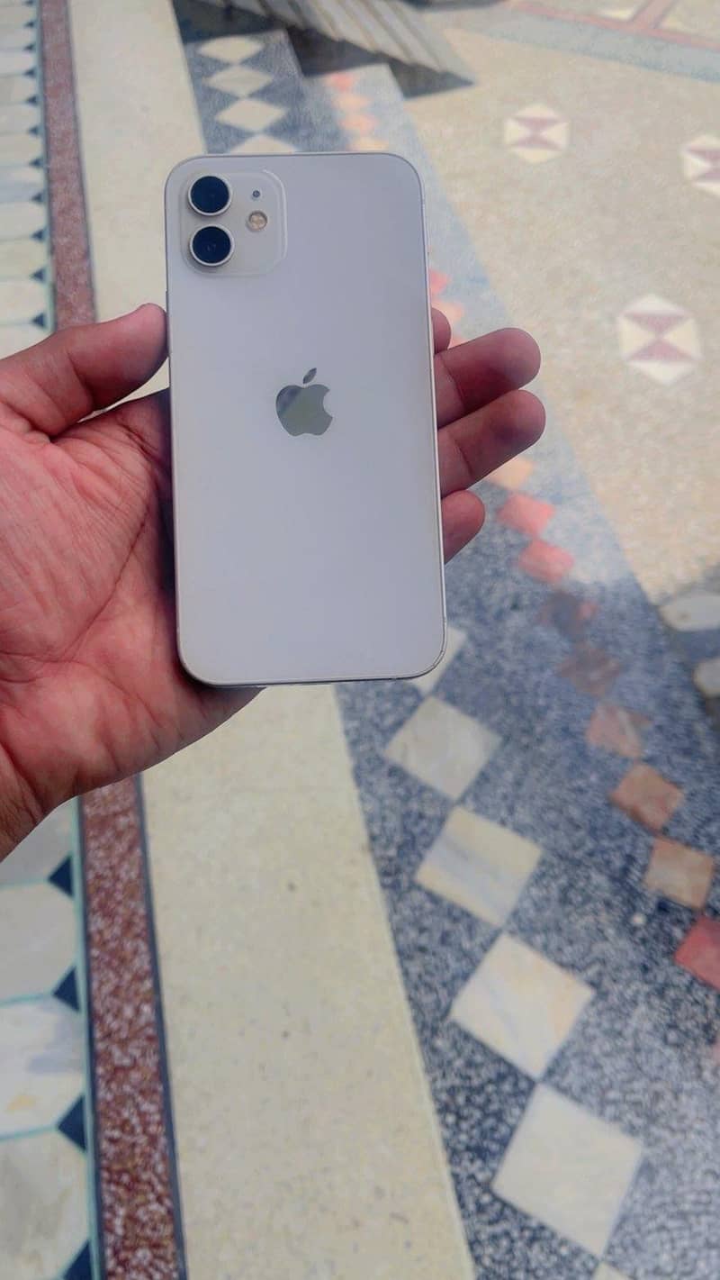 Apple iPhone 12 4