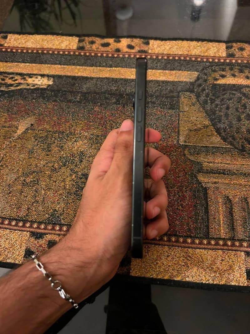 Apple iPhone 16 Pro 1