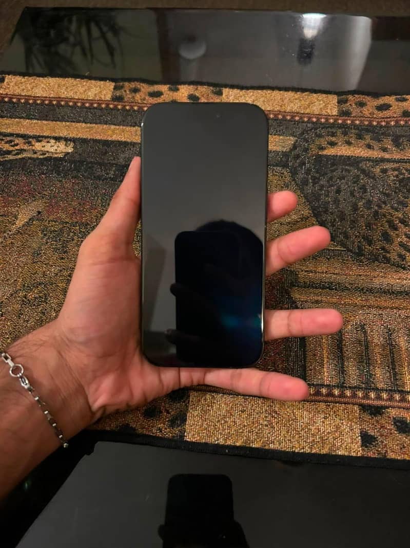 Apple iPhone 16 Pro 2