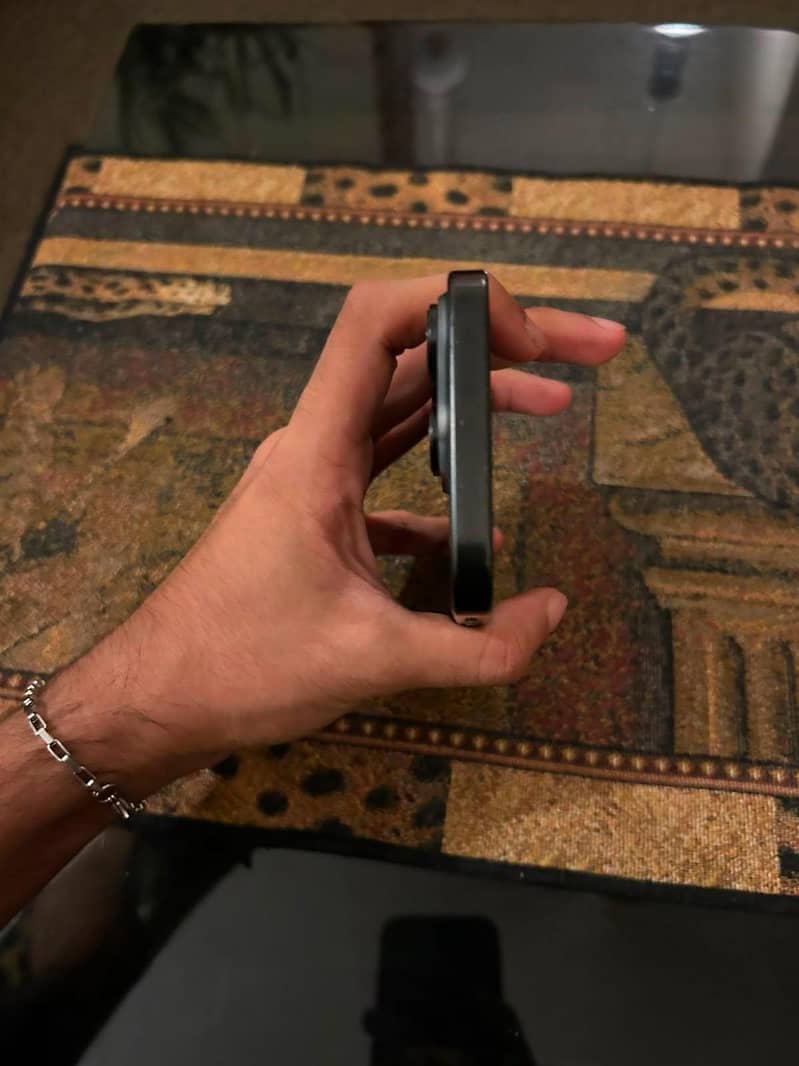 Apple iPhone 16 Pro 3