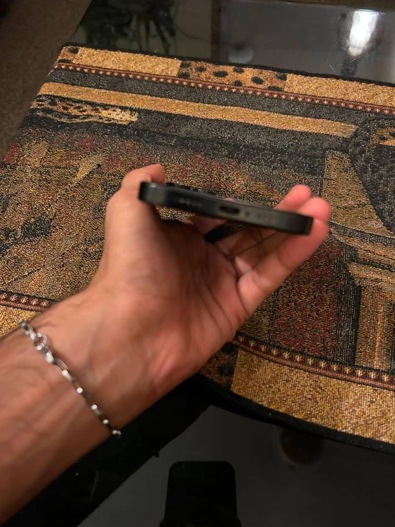 Apple iPhone 16 Pro 4