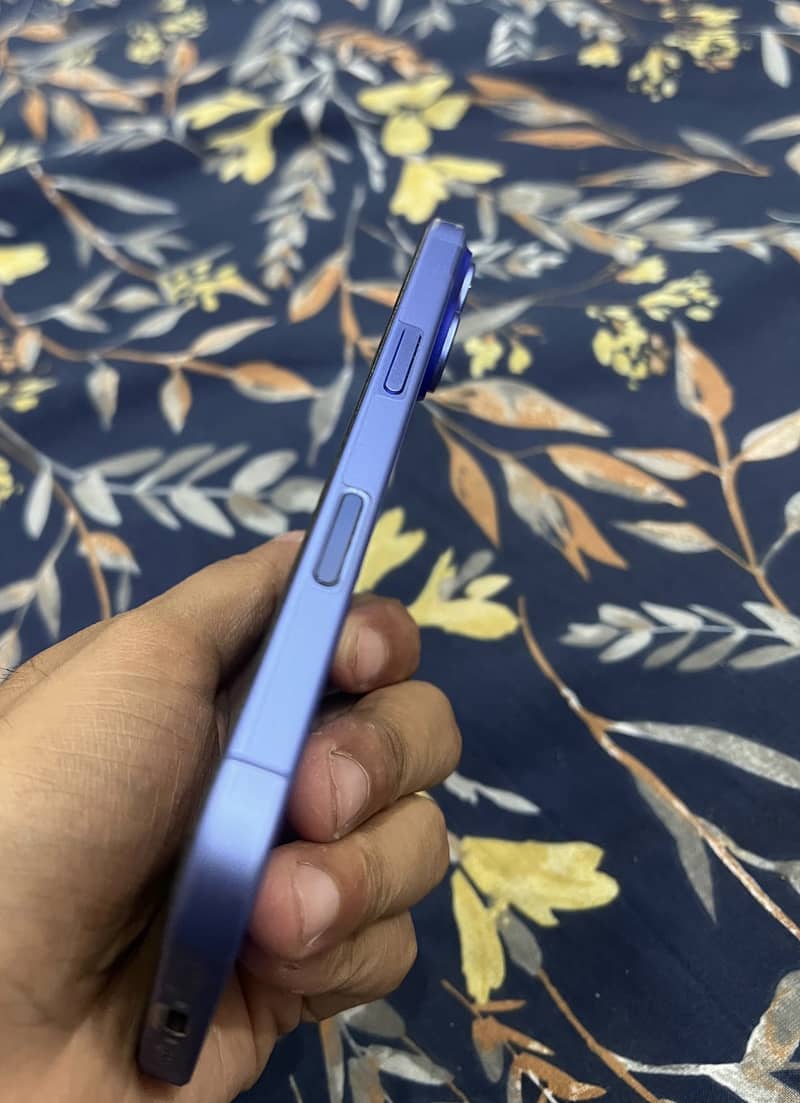 Apple iPhone 16 4
