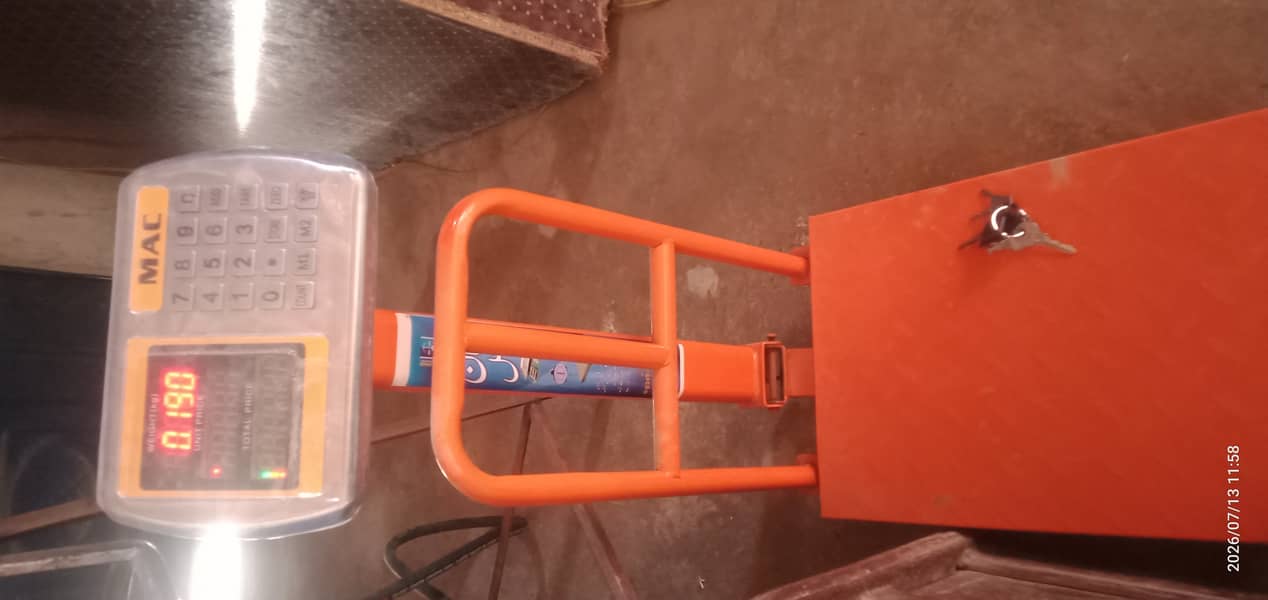 kaanta(scale/weight machine), stand, walls 0