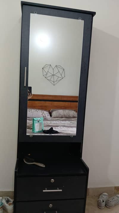 dresser with free space
