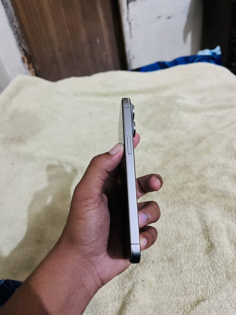 Apple iPhone 15 Pro Max 4