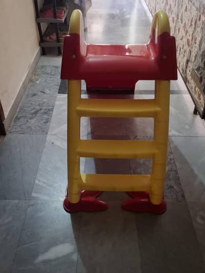 Kids Plastic Slide – Excellent Condition