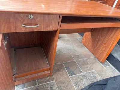 Executive Table and cubicle imported sheets in new condition for sale