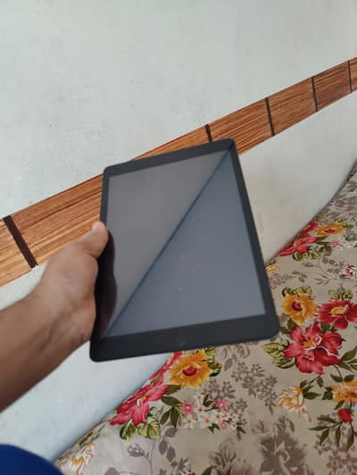 iPad 7th Generation With imported pouch condition 10/10.128 Gb