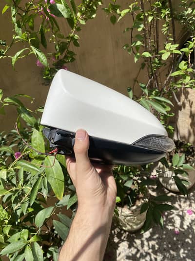 TOYOTA YARIS SIDE MIRROR (GENIUNE OEM)