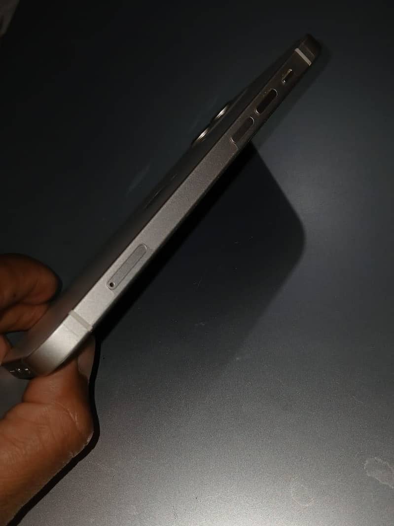 Apple iPhone 12 4