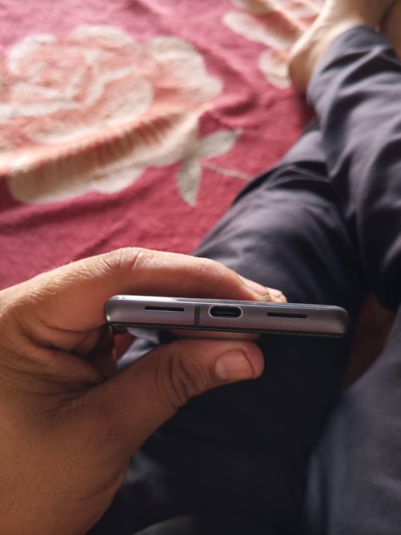 Google Pixel 7 4